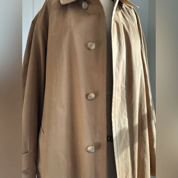 UNIQUE Tan Burberry Trench Coat with Gold Buckle Belt - Picture 11 of 15